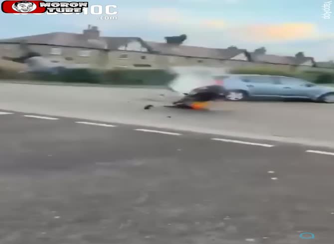 Video :A motorcycle thief escapes after colliding with a vehicle